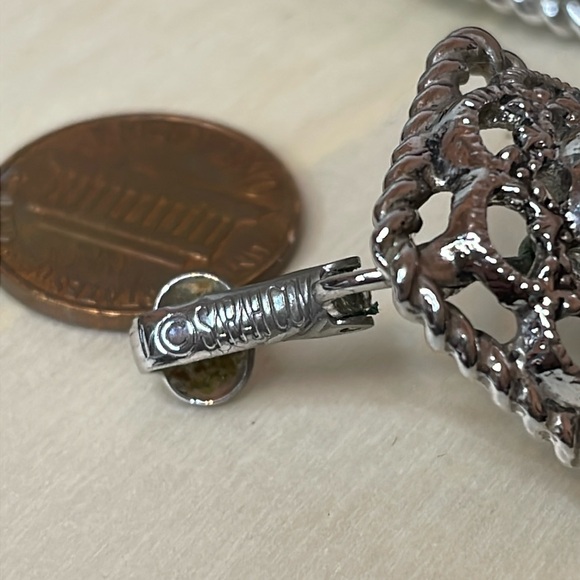 Sarah Coventry acrylic Silvertone clip on earrings - Picture 3 of 4